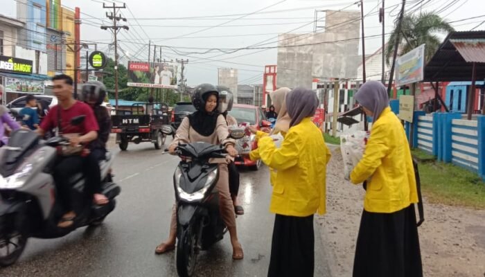 Jurnalis IWO Landak dan Mahasiswa UT Bagikan Takjil Wujud Kebersamaan di Bulan Ramadan