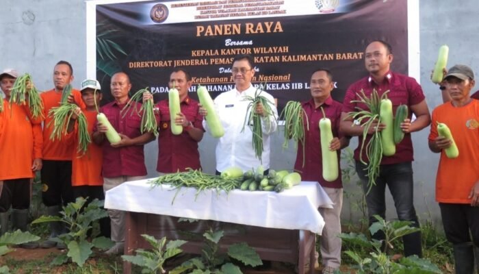 Kakanwil Ditjenpas Kalbar Kunjungi Rutan Landak, Panen Sayur untuk Ketahanan Pangan