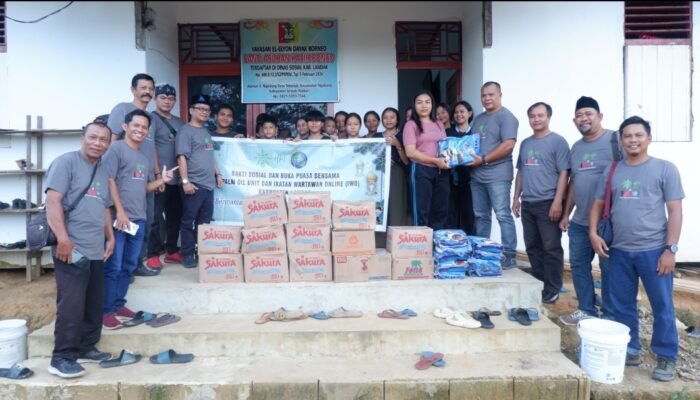 Momen Berbagi di Bulan Ramadan, HPI Palm Oil Unit Kolaborasi dengan IWO Landak Serahkan Bantuan