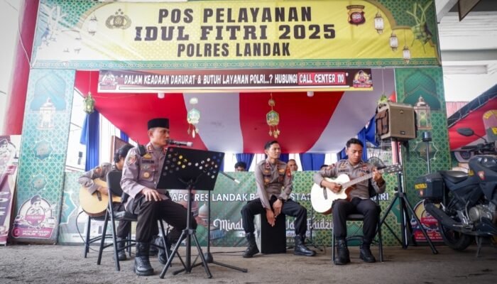 Inovatif Polres Landak Hibur Pemudik Lebaran di Terminal Bus Ngabang dengan Band Akustik