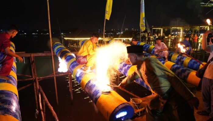 Letupan 236 Meriam Karbit Menggelegar Malam Lebaran di Pontianak