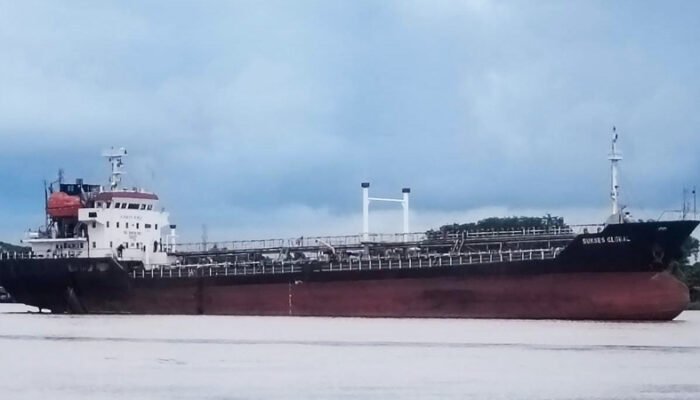 Kapal Tangker Pertamina “Kencing” di Sungai Kapuas Pontianak, 4 Ton Pertalite Disita Polisi