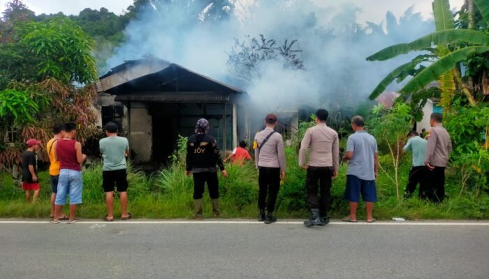 Satu Rumah Milik Ibu 55 Tahun Terbakar di Dusun Kayu Tanam Kecamatan Mandor