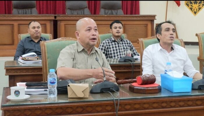 Unsur Pimpinan DPRD Landak Klarifikasi Informasi Penanganan Jalan Provinsi Sidas-Darit yang Rusak