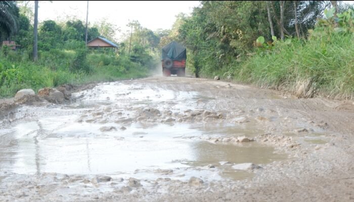 Masyarakat Harapkan Perbaikan Jalan Provinsi Sidas-Darit yang Rusak