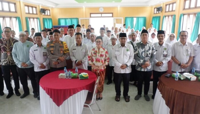 Buka Manasik Haji, Bupati Karolin Ingatkan Calon Jemaah Haji Jaga Kesehatan dan Latih Fisik