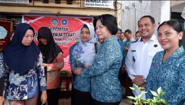 TP PKK Landak Bagikan Bibit Cabai Dorong Ketahanan Pangan Keluarga dan Tekan Inflasi