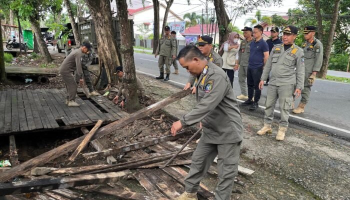 Ditinggal Berserakan Usai Musim Buah, Belasan Lapak di Pal 5 Pontianak Ditertibkan