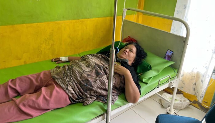 Dihantam Puting Beliung, Rumah dan Seorang Warga Batu Ampar Tertimpa Pohon Kelapa