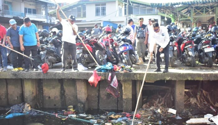 Bersihkan Parit Tokaya, Wako Pontianak Edi Kamtono Ajak Warga Peduli Lingkungan