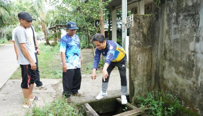 Semangat Gotong Royong, Warga Pontianak Utara Bersihkan Parit Bersama Wakil Wali Kota