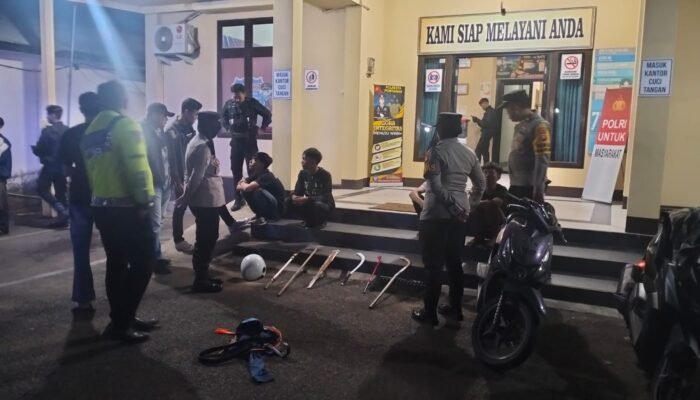 Gagalkan Tawuran, Polisi Amankan 8 Remaja dan 9 Sajam di Pontianak Barat