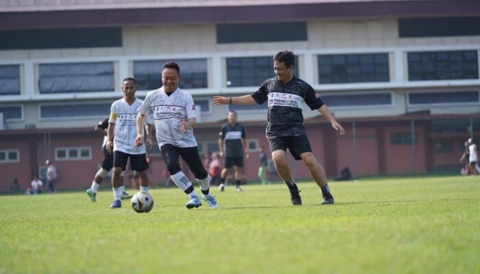 Keseruan Laga Persahabatan Sepak Bola antar Wali Kota di APEKSI Surabaya, Edi Kamto Unjuk Skill