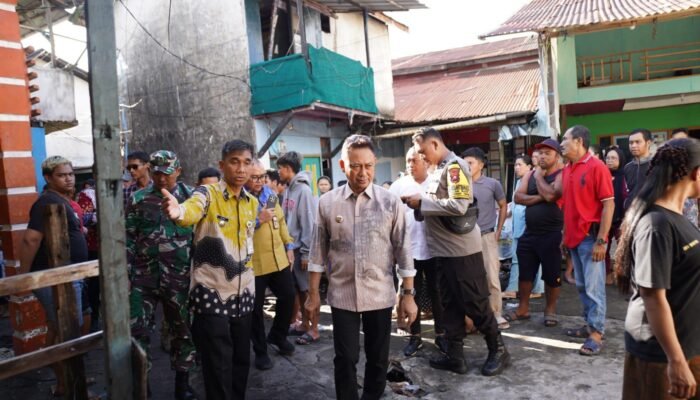 Wali Kota Pontianak Salurkan Bantuan Korban Kebakaran 7 Rumah di Kampung Beting