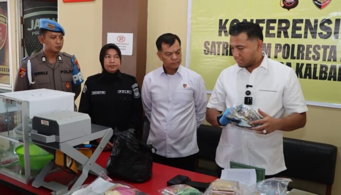 Sebuah Ruko di Perdana Square Pontianak Digerebek, Polisi Amankan 47 Keping Emas Ilegal 