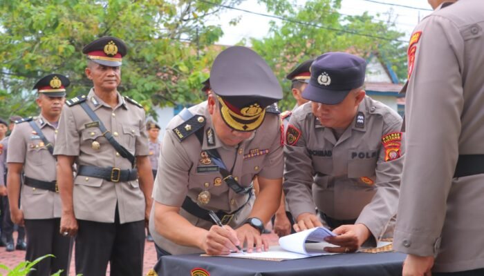 Empat Pejabat Utama Polres Sintang di Roling