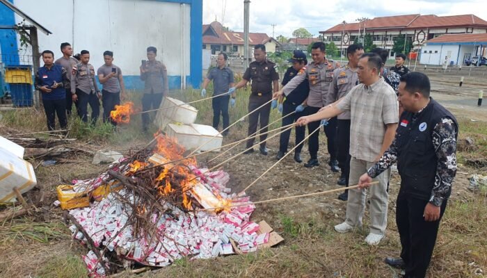 Polres Sambas Musnahkan Ribuan Kosmetik Ilegal Mengandung Zat Berbahaya