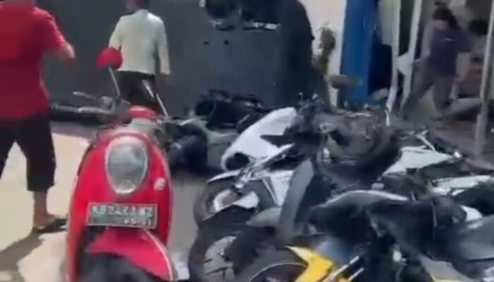 Menggila di Gerbang Parkir Perdana Square Pontianak: Chery Putih Terbang, 9 Motor Tumbang, Ruko Jadi Korban