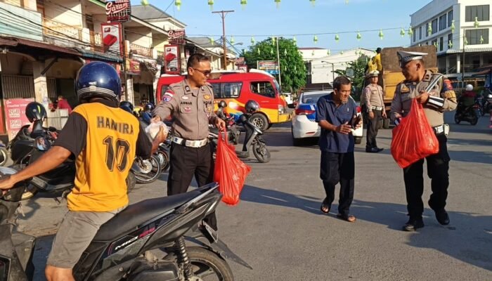 Jumat Berkah, Satlantas Polres Sambas Salurkan Bantuan untuk Masyarakat