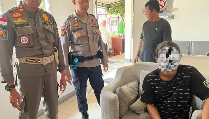 Pria Misterius Bongkar Papan Gedung Tua di Samping Rumdin Wagub Kalbar