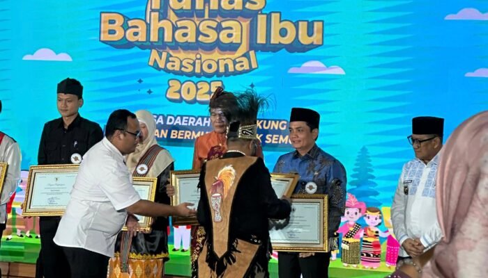 Komitmen Lestarikan Bahasa Daerah, Wali Kota Pontianak Raih Penghargaan Nasional