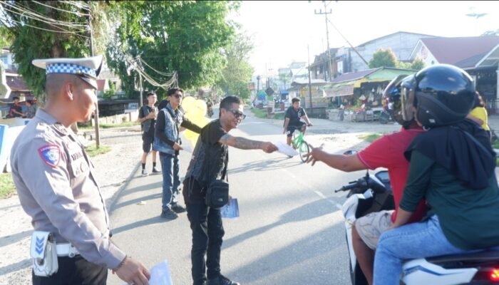 Dukung Program Zero Knalpot Brong Polres Landak, Ketua All Bikers Onov Turun ke Jalan Bagikan Brosur