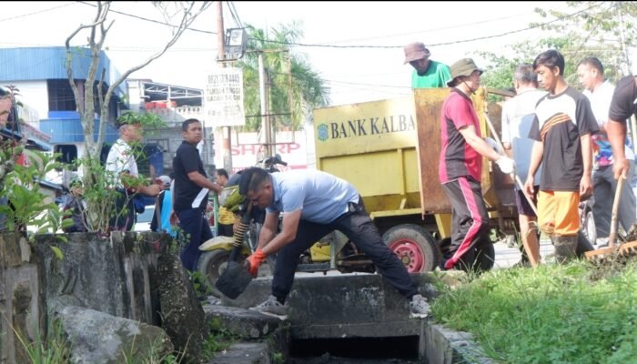 Turun Bersihkan Selokan, Wabup Landak Erani Tegaskan Komitmen Ajak Warga Bersihkan Lingkungan