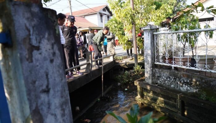 Gotong Royong di Hari Buruh, Aksi Bersih Parit Satukan Warga, Pekerja, dan ASN di Pontianak