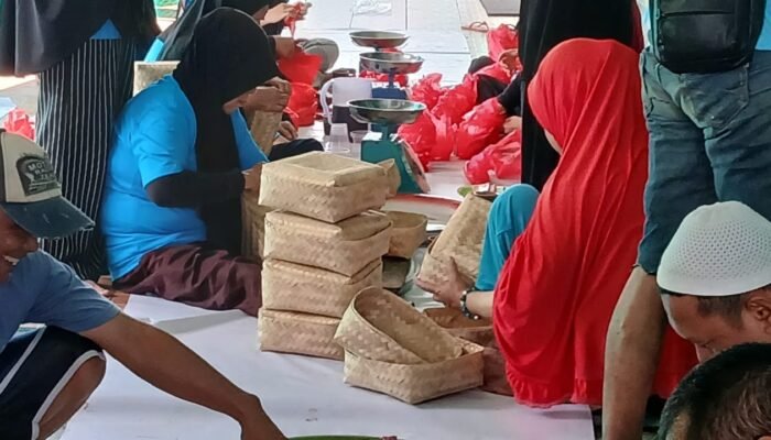 Kurangi Sampah Plastik, Masjid Miftahuddin Pontianak Gunakan Besek Bagikan Daging Kurban