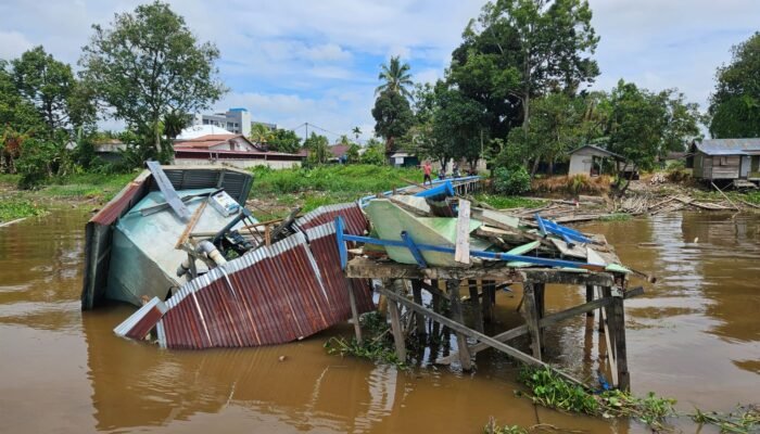 PT Sinar Mas Sukses Pemilik Tongkang yang Tabrak Intake PDAM Kubu Raya Janji Tangung Jawab