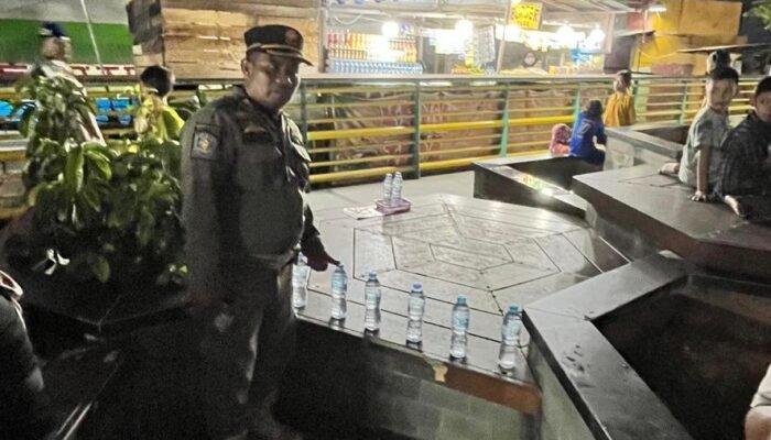 Satpol PP Amankan Pedagang yang Kuasai Kursi Publik di Waterfront Pontianak