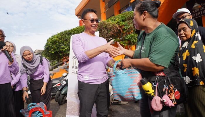 Kampanye Setop Kantong Plastik, Edi Kamtono Bagikan Tas Belanja Anyaman di Pasar Kemuning Pontianak