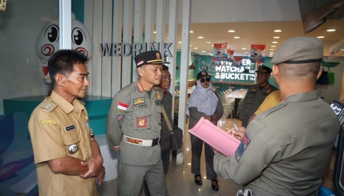 Langgar Aturan, Satu Kafe di Gajah Mada Dibongkar Satpol PP Pontianak