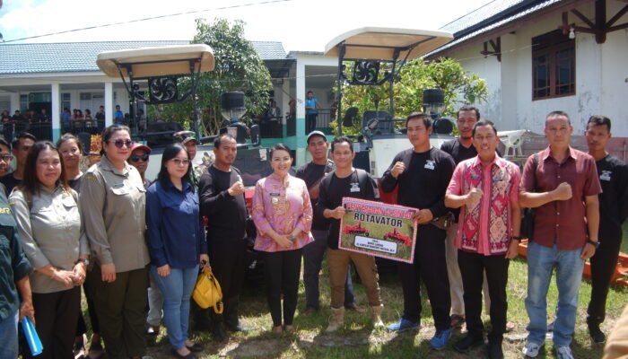 Bupati Karolin Serahkan 58 Unit Alat dan Mesin Pertanian serta 15,63 Ton Benih Jagung