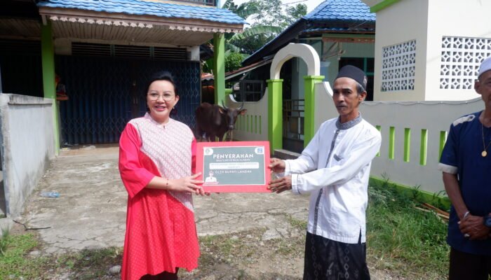 Bupati Karolin Serahkan Bantuan Kurban di Masjid Babul Hafadzah Pasar Jati