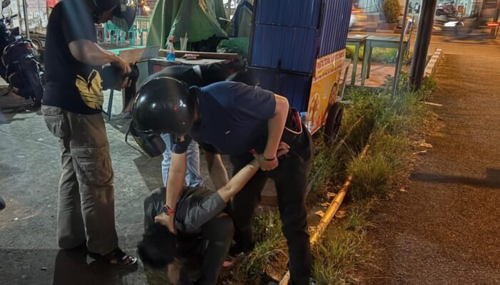 Mengamuk Didepan Klub Malam: Pria Bersenjata Kerambit Ancam Petugas Tiket River X Aston Pontianak