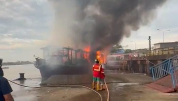 Kapal KM Mekar Jaya 01 Terbakar di Pelabuhan Senghie Pontianak, Kerugian Capai Rp500 Juta