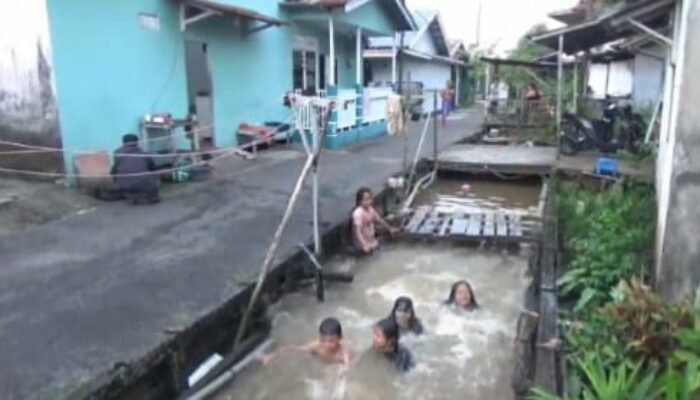 Air PDAM Pontianak Tak Lancar, Warga Terpaksa Gunakan Air Parit untuk MCK