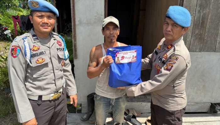 Propam Polres Landak Bagikan Bansos untuk Warga Kurang Mampu Menjelang HUT Bhayangkara ke-79