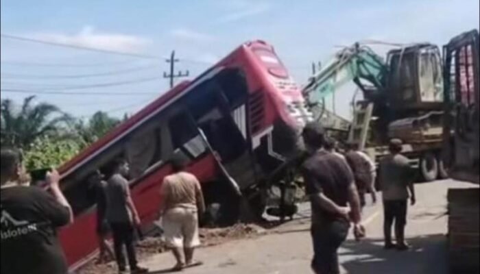Kecelakaan Tunggal Bus Wisata di Jalan Raya Air Hitam Mempawah, Lima Orang Luka-Luka