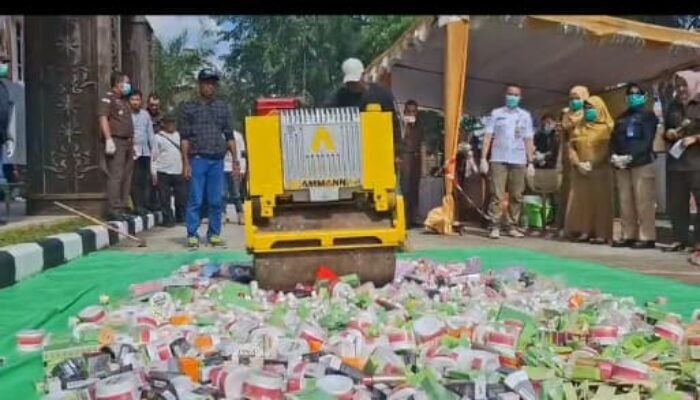 Jaksa Pontianak Musnahkan 290 Karung Pupuk Ilegal