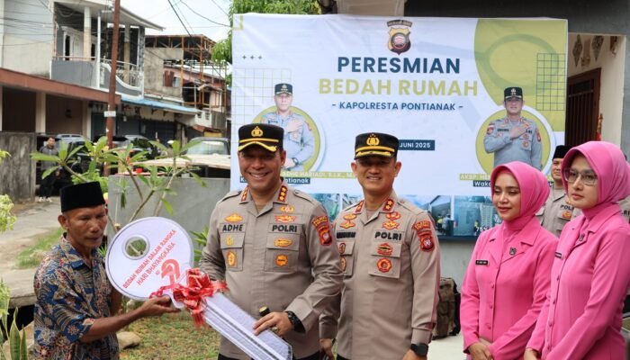 Kapolresta Pontianak Hadiahi Tukang Sol Sepatu Keliling Bedah Rumah Senilai Rp110 Juta