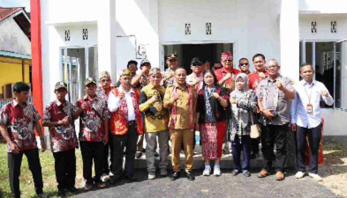 Wagub Kalbar Buka Gawai Dayak dan Resmikan Kantor Desa Bernayau