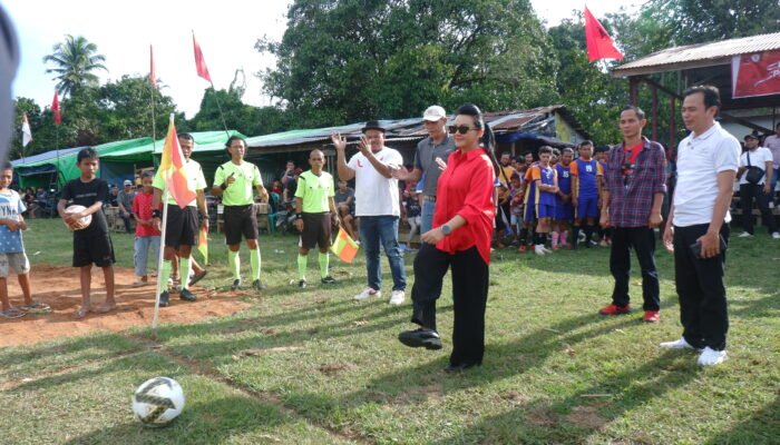 Buka Open Turnamen Pahauman Banteng Cup 2025, Bupati Karolin: Ini Wadah Positif Bagi Anak Muda