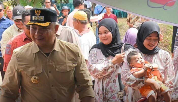 Beri Pengobatan Gratis di Desa Danau Buntar, Bupati Ketapang Tegaskan Komitmen Pembangunan