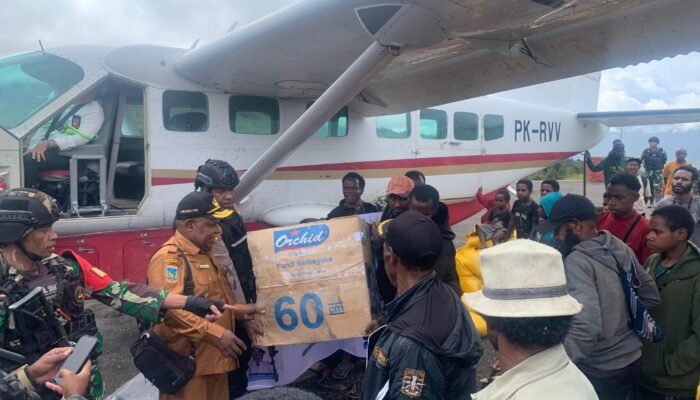 Kadinsos Puncak Salurkan Bantuan Awal untuk Pengungsi Sinak, Didampingi Satgas Kopasgat