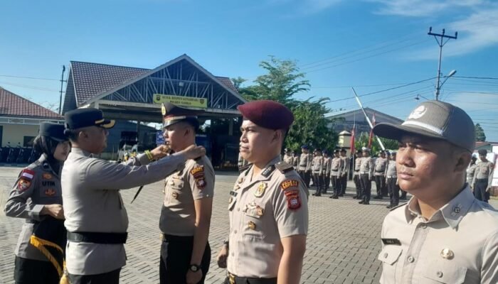 Upacara Kenaikan Pangkat 55 Personel Polres Sambas, Kapolres: Semoga Jadi Motivasi