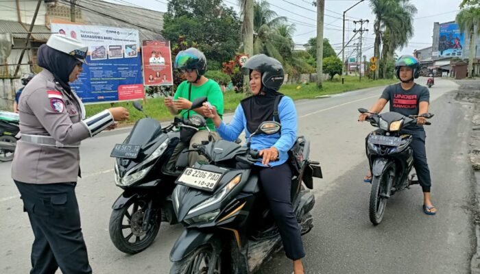 Satlantas Polres Sambas Ajak Pengendara Tertib Berlalu Lintas Melalui Kegiatan Penling