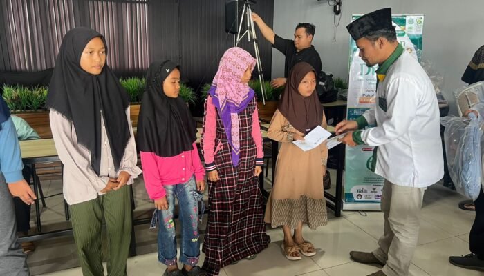 Bagi Bingkisan, Pada Lebaran Yatim dan Difabel di Melawi Penuh Kehangatan