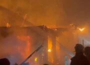 Tiga Rumah dan Satu Motor Hangus Terbakar di Pontianak, Dua Pemadam Tersengat Listrik